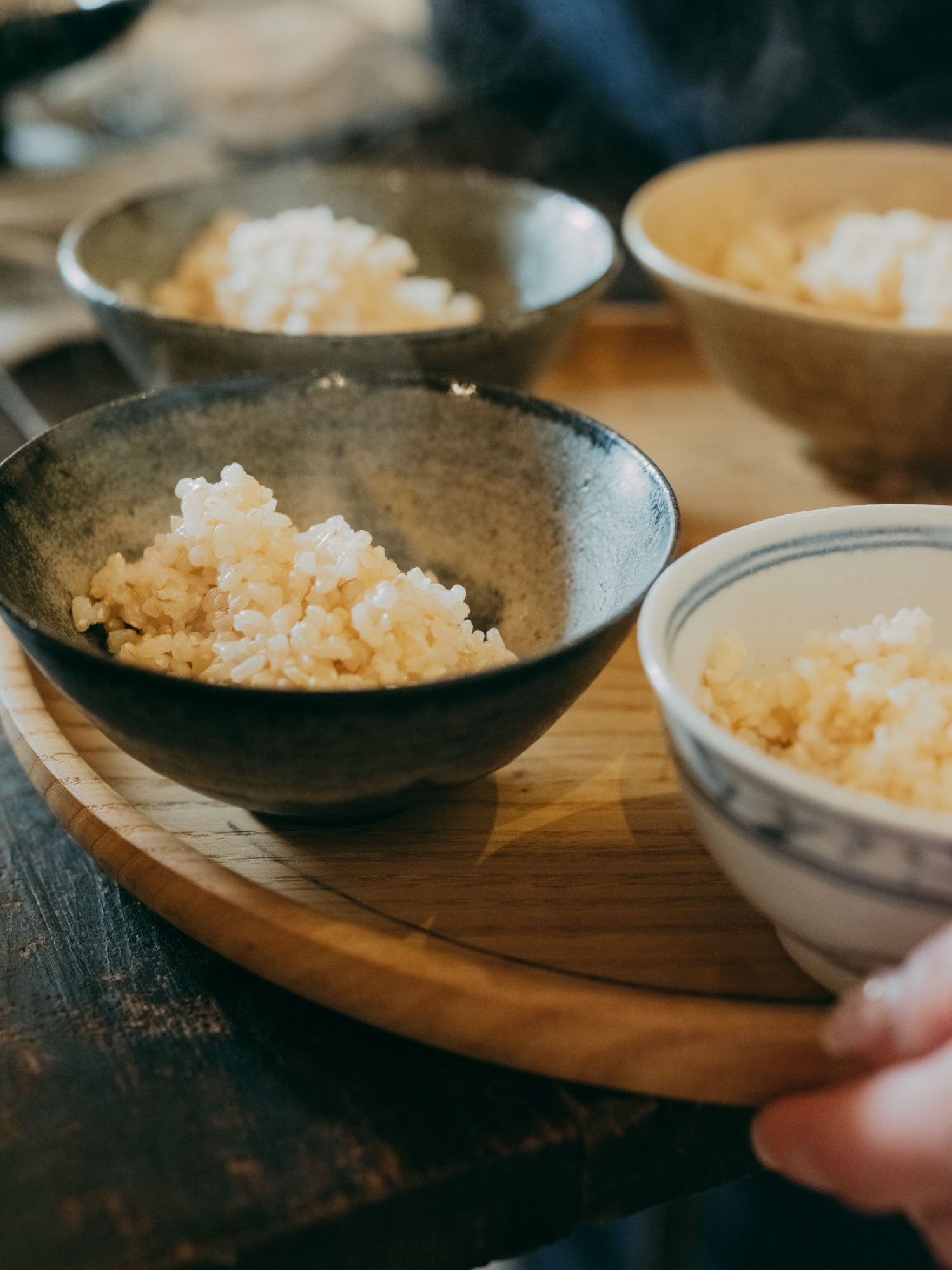 子供がごはんを食べている写真