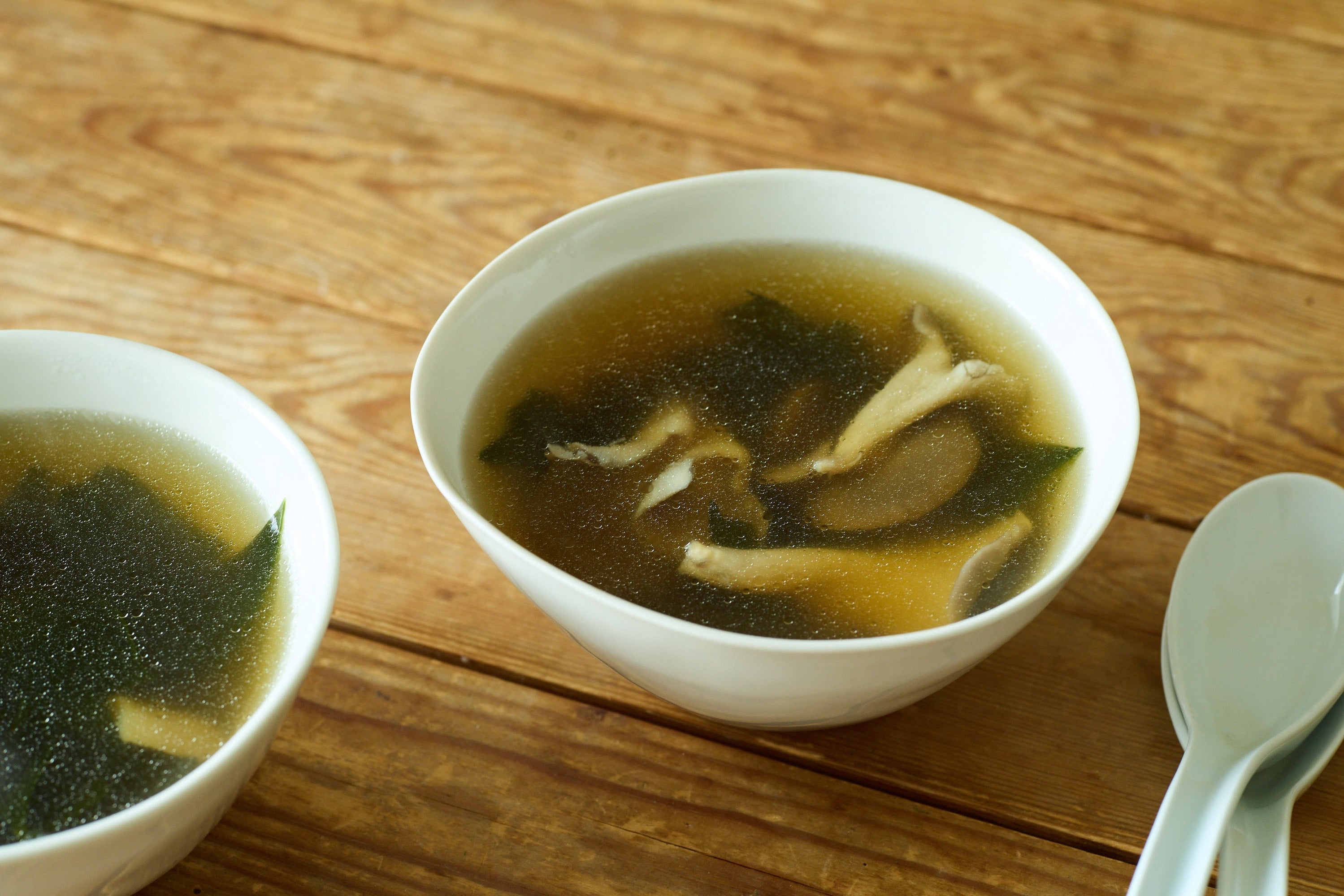 ひらたけとわかめの鶏スープ