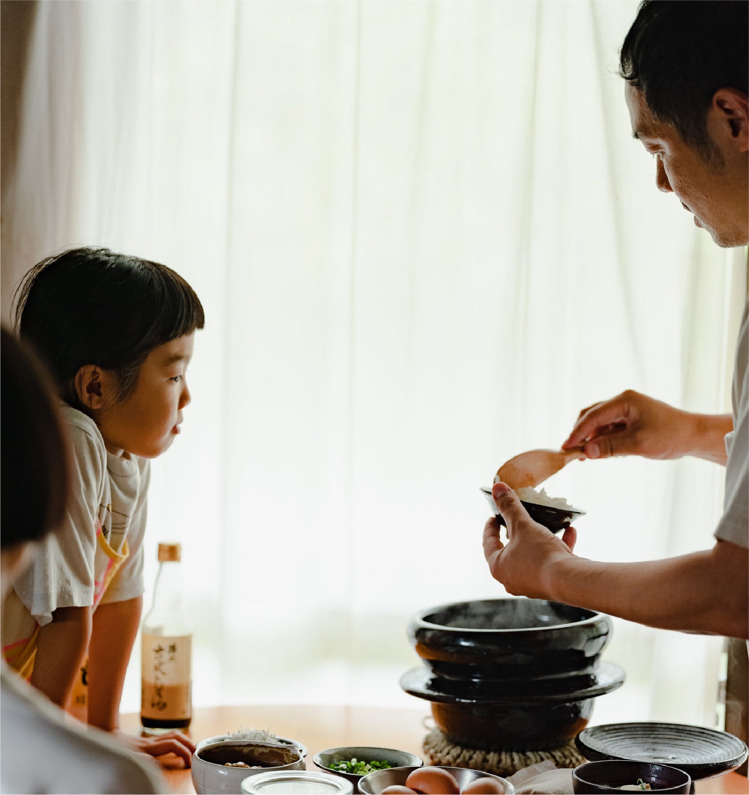 家族でごはんを食べている写真