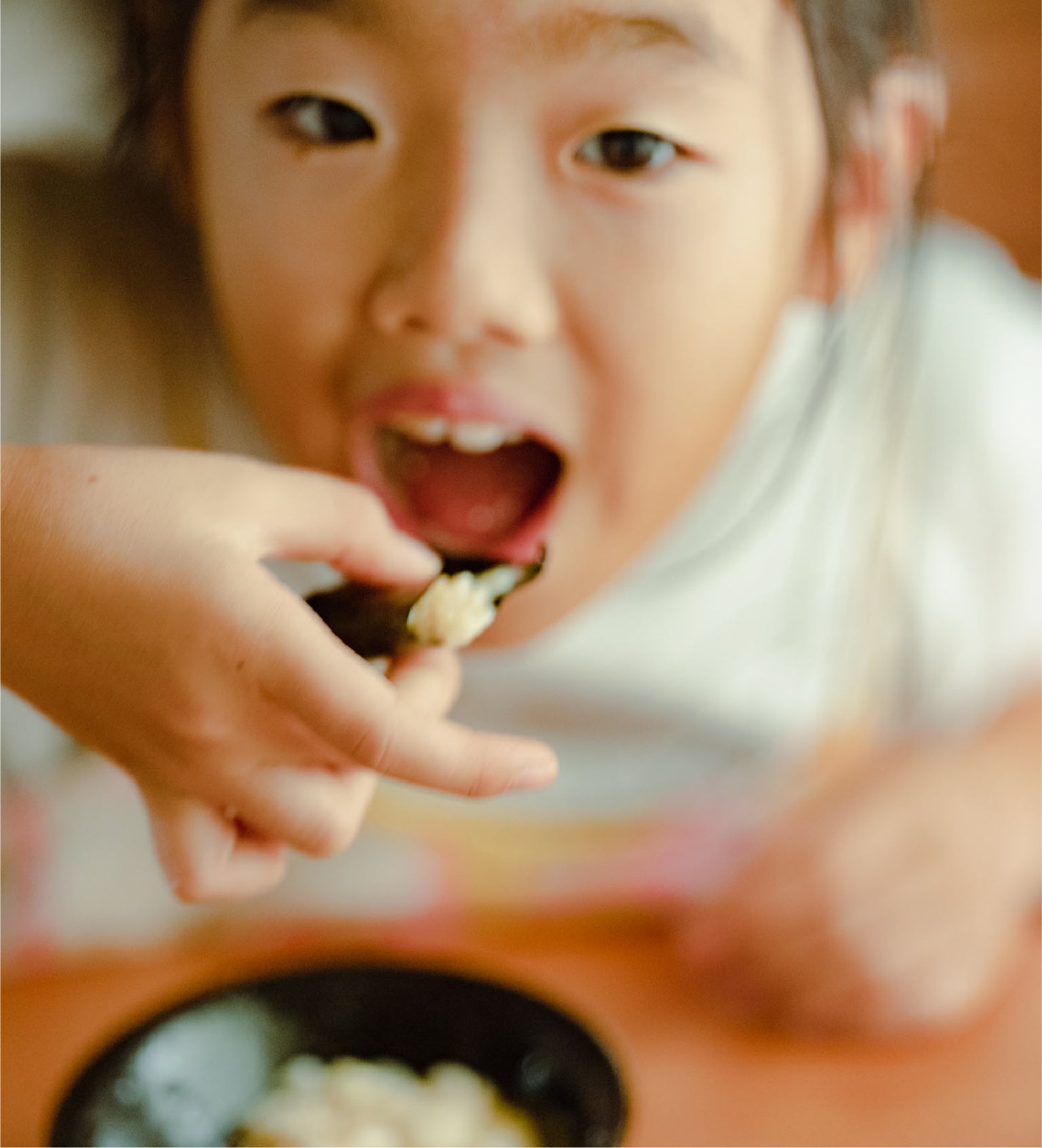 子供がごはんを食べている写真